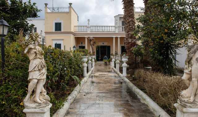 Tra giardini, statue e torrette si staglia dal 1911 sul mare di Santo Spirito:  Villa Damiani